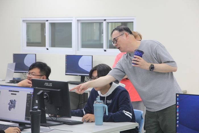 教學發展組- 114-2教師研習活動 - 淺談生成式 AI圖片